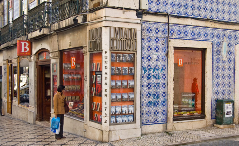 5 English Bookstores in Lisbon [Beautiful Stores]