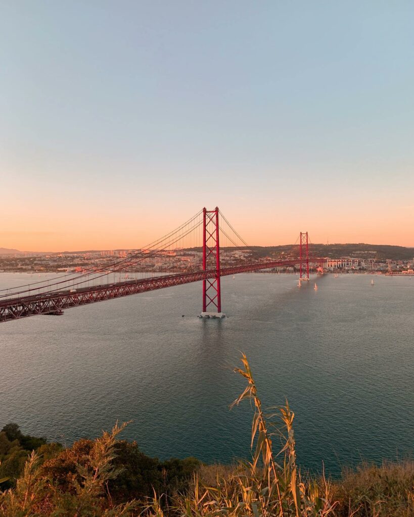 ponte 25 abril bridge in winter