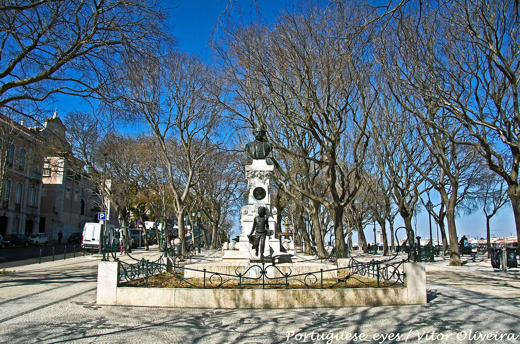 statue-of-Eduardo-Coelho