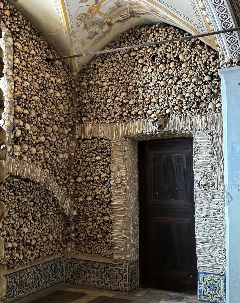 Chapel of Bones (Capela dos Ossos)