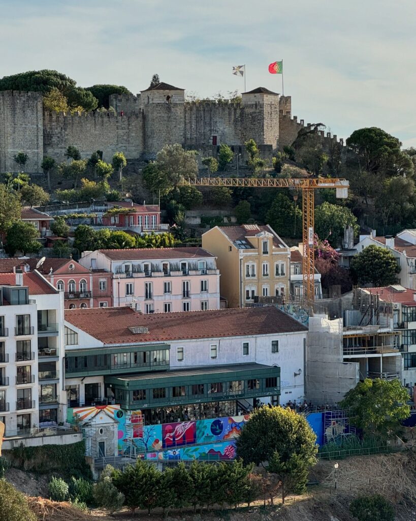 Miradouro da Graça Viewpoint in Lisbon (Traveler's Take) 4 Miradouro da Graça Castelo Sao Jorge