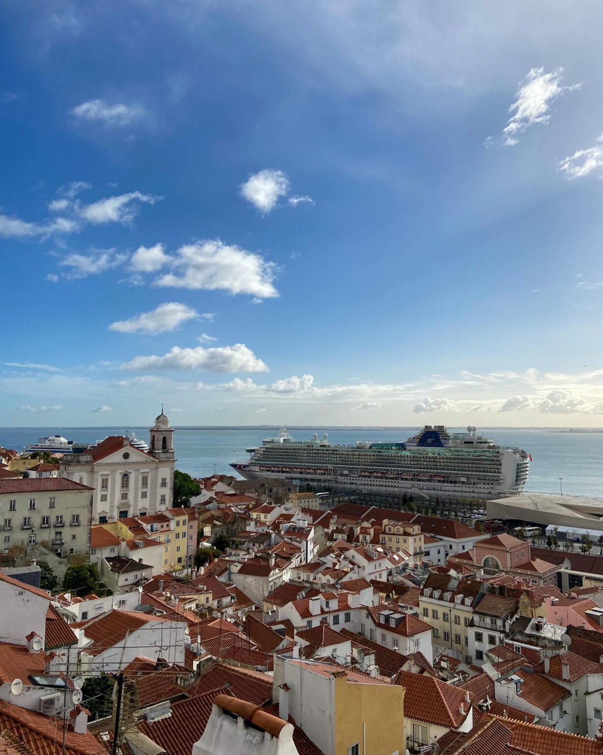 miradouro-das-portas-do-sol-viewpoint-in-lisbon