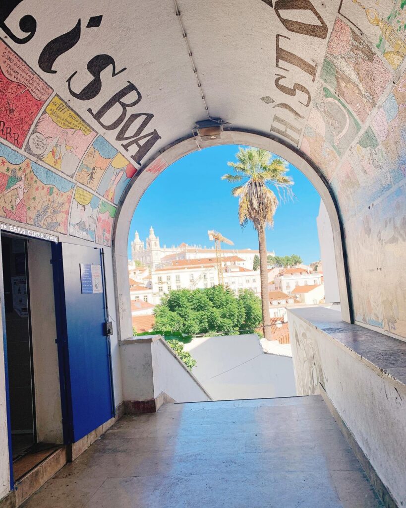 Miradouro das Portas do Sol tunnel